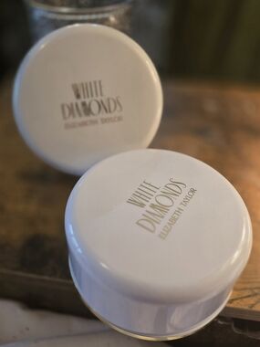 Elizabeth Taylor White Diamonds Face Powder - White